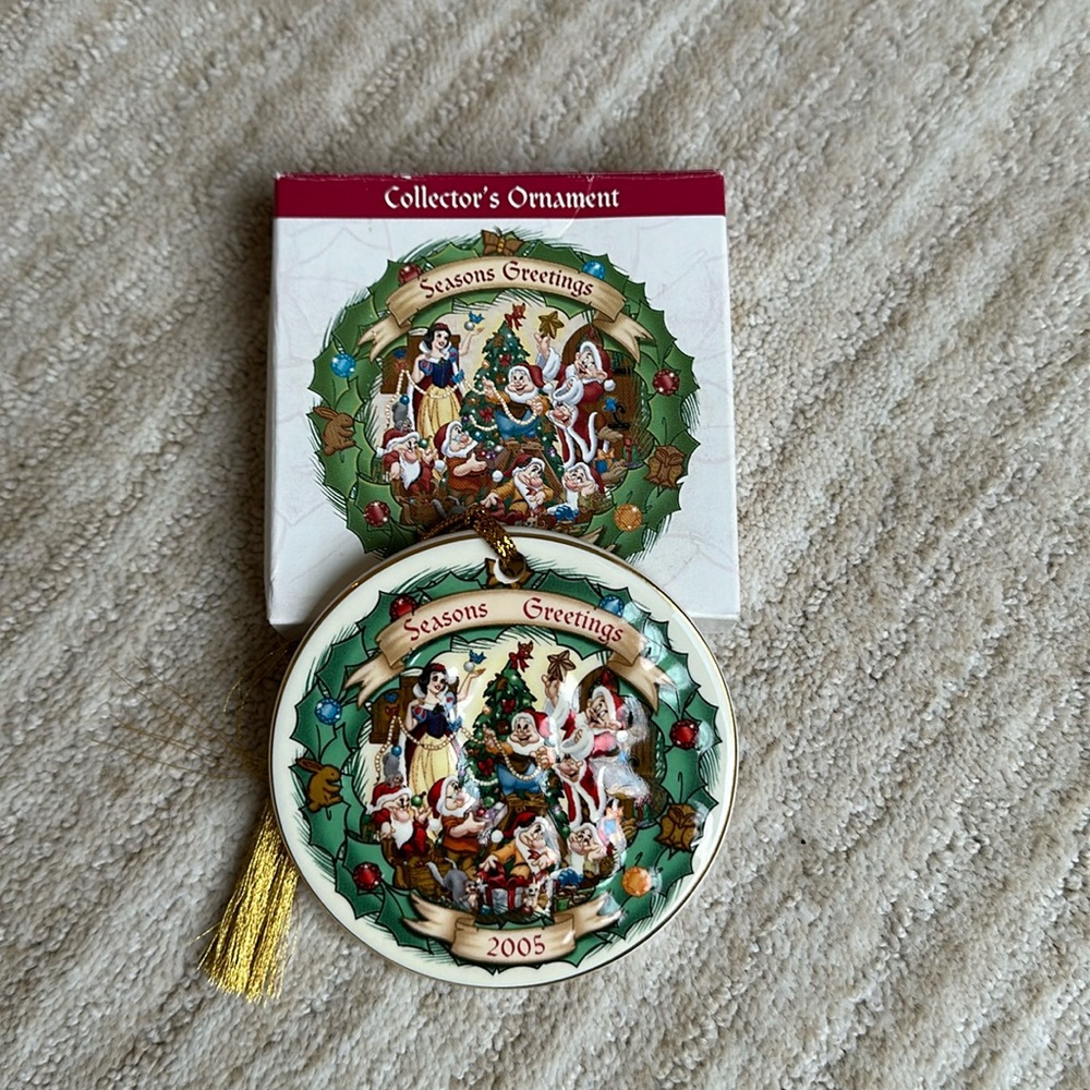 Walt Disney World Collector’s Ornament Snow White and the Seven Dwarfs 2005